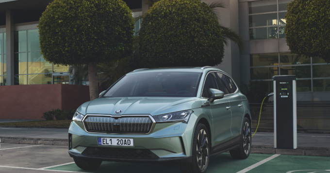 Parkender Škoda Enyaq angeschlossen an Ladesäule
