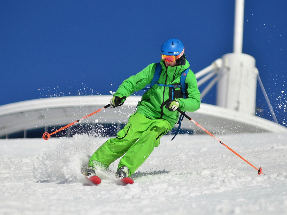 Skifahrer f&auml;hrt Hang hinunter.
