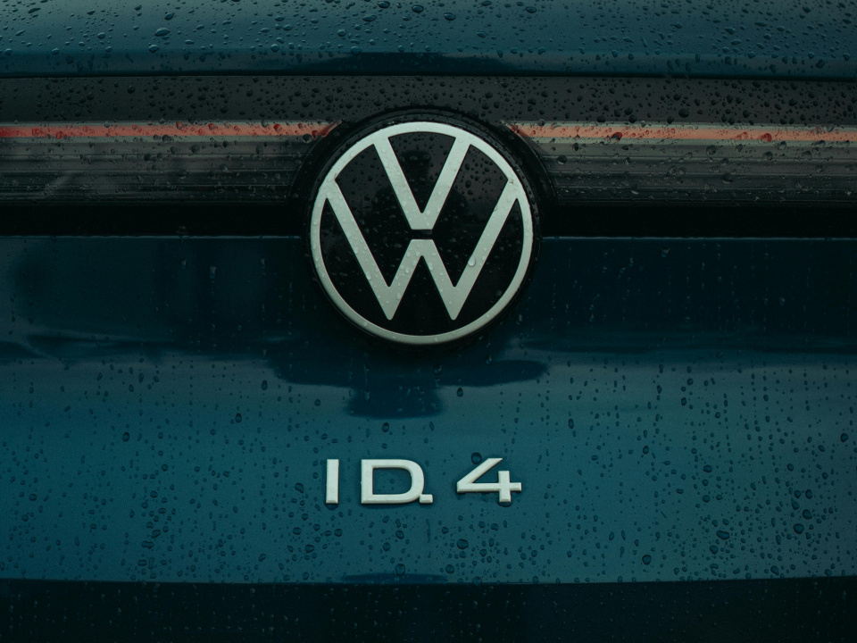 Nahaufnahme VW-Logo und ID.4-Modellbezeichnung