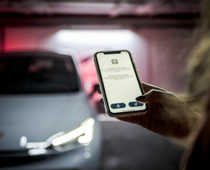 Screen eines Handy das die Buchung eines Carsharing Autos symbolisiert