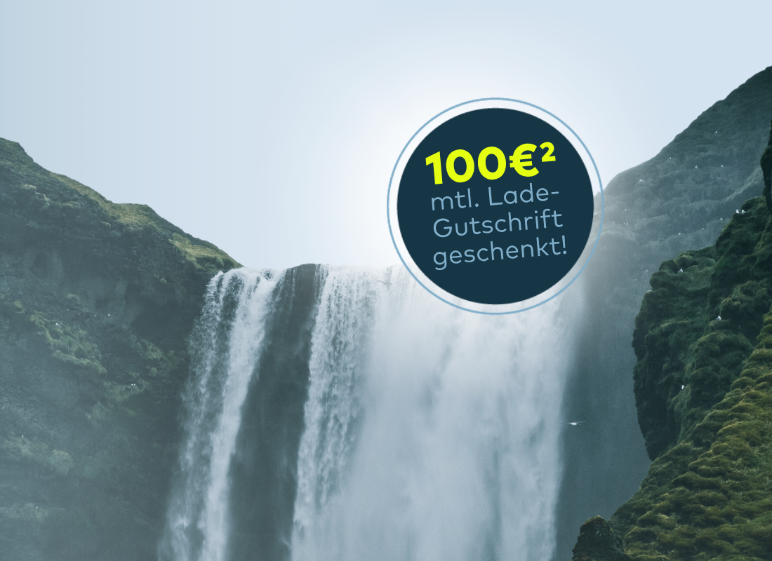 Idyllische Landschaft mit einem See, grüner Wiese und Bergen im Hintergrund. Ein Kreis mit der Aufschrift 'bis zu 15%² Rabatt' und einer kleinen weißen Sonnenschirm-Grafik ist überlagert.