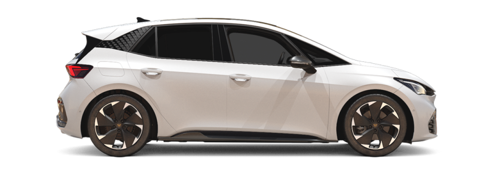 Seitenansicht eines weißen Cupra Born Elektroautos vor grauem Hintergrund, mit auffälligen bronze-farbenen Felgen und aerodynamischem Design.