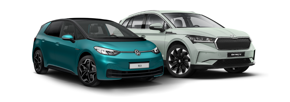 Zwei Elektrofahrzeuge nebeneinander: ein türkisfarbener VW ID.3 und ein mintgrüner Škoda Enyaq iV vor grauem Hintergrund.