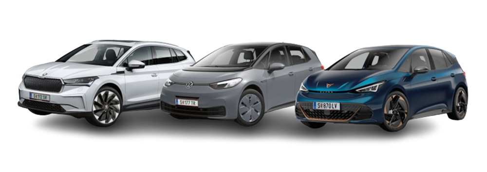 Drei Elektroautos in einer Reihe vor grauem Hintergrund: Links ein weißer Škoda Enyaq, in der Mitte ein grauer Volkswagen ID.3, und rechts ein blauer Cupra Born.
