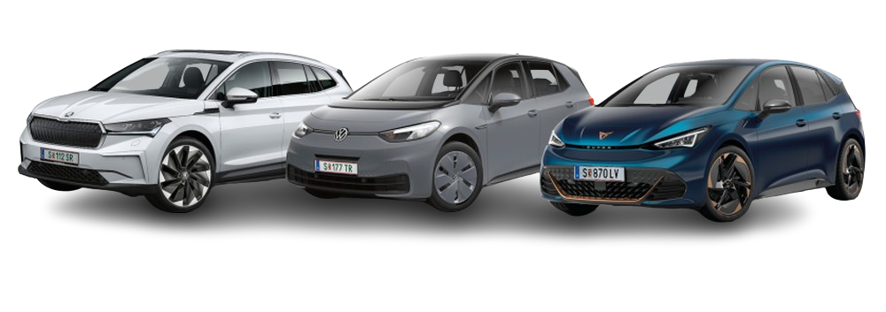 Drei Elektroautos in einer Reihe vor grauem Hintergrund: Links ein weißer Škoda Enyaq, in der Mitte ein grauer Volkswagen ID.3, und rechts ein blauer Cupra Born.