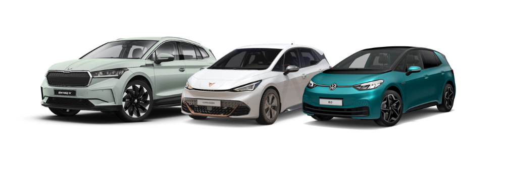 Drei Autos in einer Reihe vor grauem Hintergrund: Links ein grüner Volkswagen Taigo, in der Mitte ein dunkelgrauer Audi A4, und rechts ein mintgrüner Škoda Enyaq.