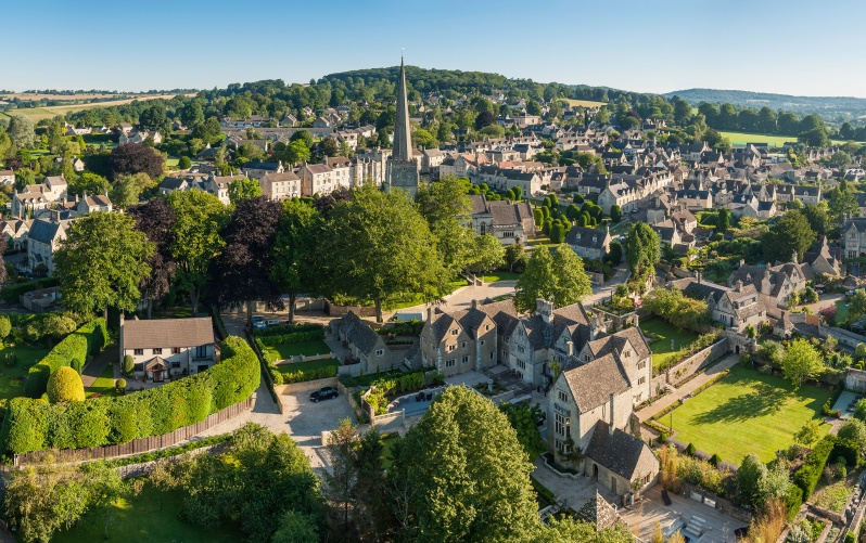 Gemeindezentrum mit Kirche und vielen Grünflächen von oben fotografiert