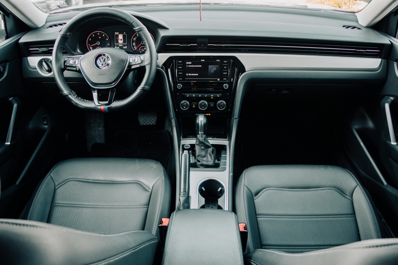 Blick in den Innenraum eines VW-Fahrzeugs aus der Vogelperspektive