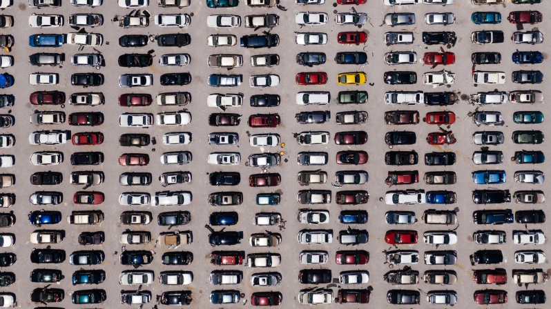 Viele geparkte Autos auf einem Parkplatz