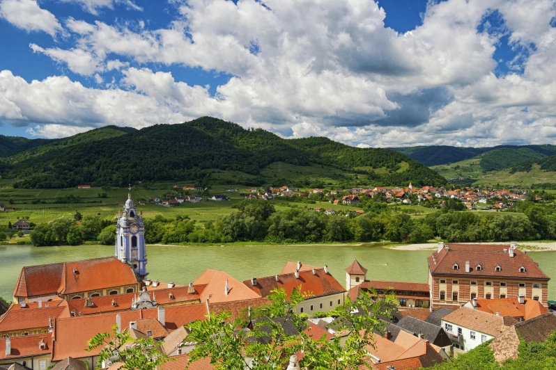 Dürnstein in der Wachau, mit historischen Gebäuden und der Donau im Hintergrund.