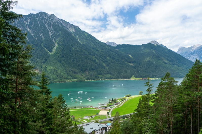 Malerische Aussicht auf den Achensee und die Berge der österreichischen Alpen.