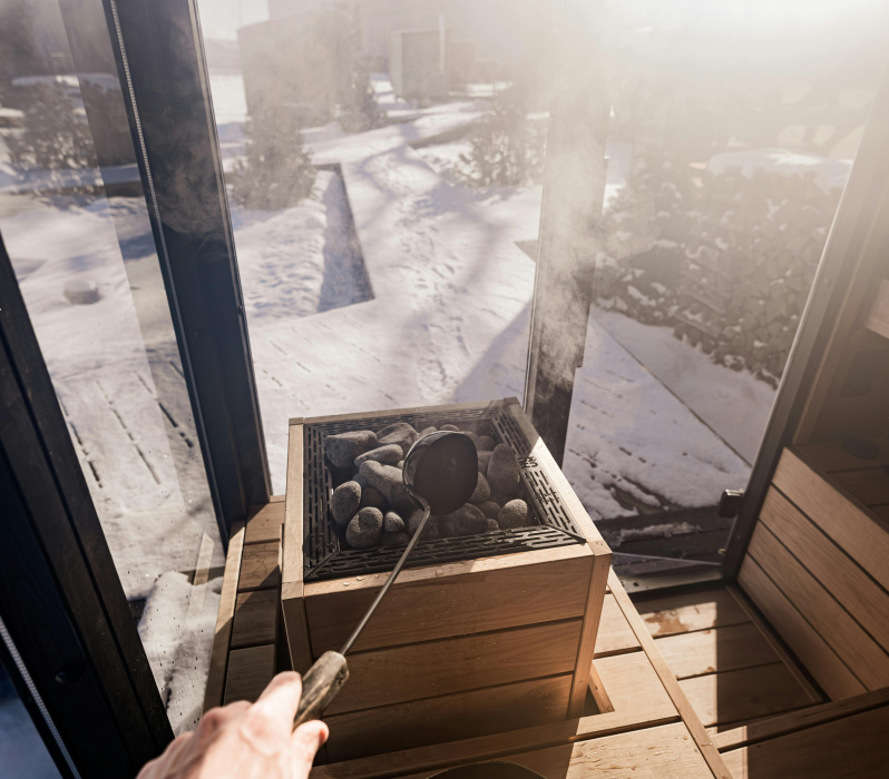 Sauna in einer Winterlandschaft.