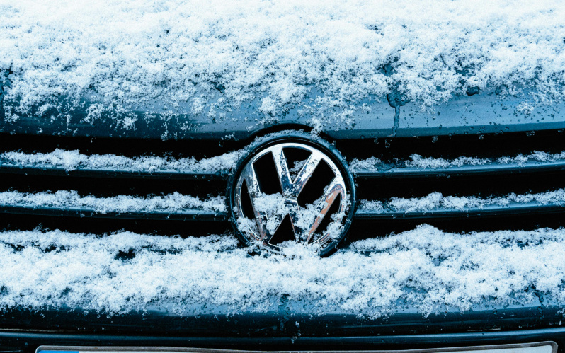 Nahaufnahme eines von Schnee bedeckten VW-K&uuml;hlergrills