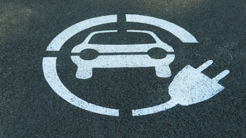 Stra&szlig;enmarkierung f&uuml;r Elektroauto Ladebereich