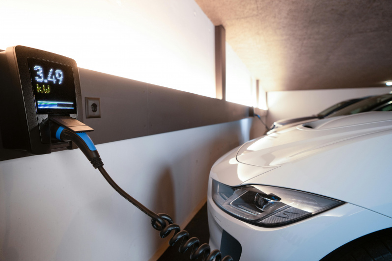 Ein Elektroauto l&auml;dt an einer Wallbox