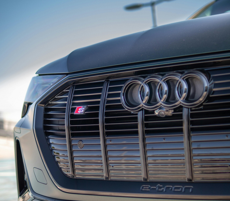 Nahaufnahme des K&uuml;hlergrills eines Audi e-tron Fahrzeugs