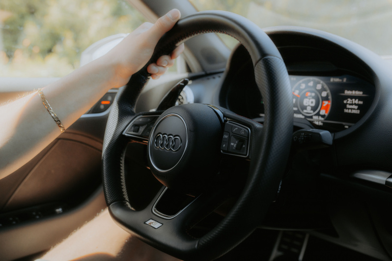 Eine Person lenkt ein Audi-Fahrzeug